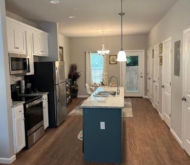 Valdosta Apartment | Modern 2BR Townhouse Near SGMC, VSU & Moody AF
