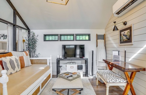 Camden Apartment | Modern Camden Villa w/ Deck, Near Tennessee River