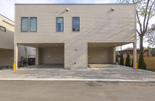 Historic Edgefield House | Modern Comfort | Secure Resort + Pool & Sauna