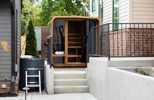 Historic Edgefield House | Modern Comfort | Secure Resort + Pool & Sauna