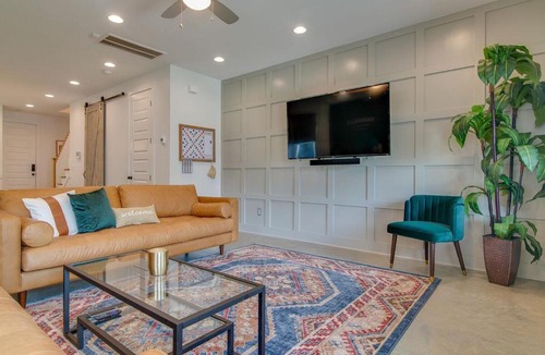 Greenwood House | Modern East Nashville Townhome Walk To Local Favorite Restaurants And Bars 2 Car Garage Smart TVs in Every Room Near Five Points The Gulch And 10 min to Broadway 24 Hr Hospitality