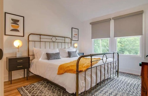 Greenwood House | Modern East Nashville Townhome Walk To Local Favorite Restaurants And Bars 2 Car Garage Smart TVs in Every Room Near Five Points The Gulch And 10 min to Broadway 24 Hr Hospitality