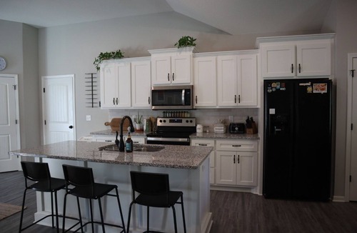 North Kansas City House | Modern, Family-Friendly Space, Quick KC Downtown, Driveway, Quiet Road & Nature!