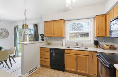 Columbia House | Modern Home Sleeps 6 Near Downtown & Mizzou