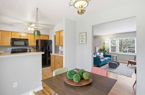 Columbia House | Modern Home Sleeps 6 Near Downtown & Mizzou