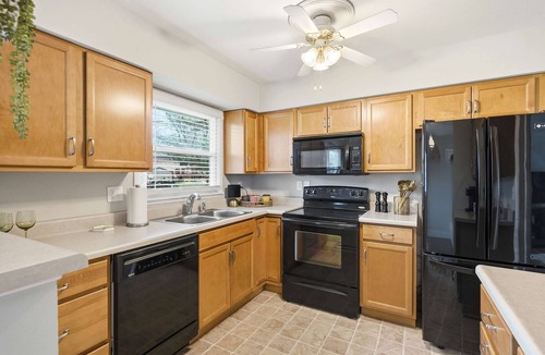 Columbia House | Modern Home Sleeps 6 Near Downtown & Mizzou