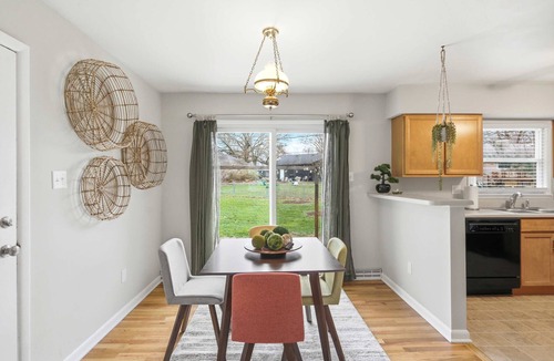 Columbia House | Modern Home Sleeps 6 Near Downtown & Mizzou