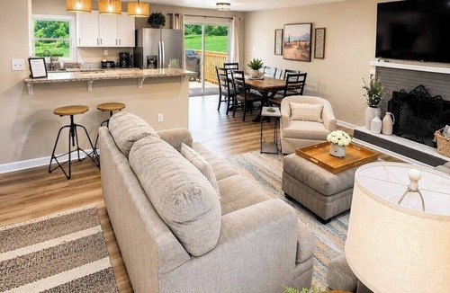 Knoxville House | Modern Knoxville Retreat/Clean Calm Comfort Family or Work/Near UT & Downtown