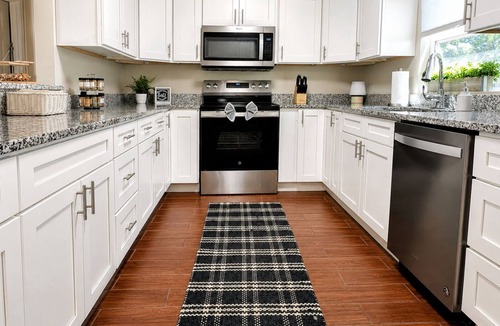 Knoxville House | Modern Knoxville Retreat/Clean Calm Comfort Family or Work/Near UT & Downtown