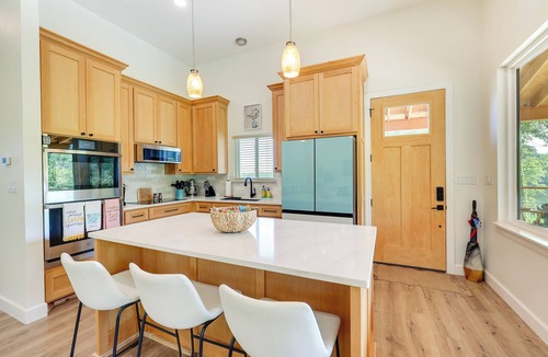 Arkadelphia House | Modern, Riverfront Family House w/Balcony & Grill