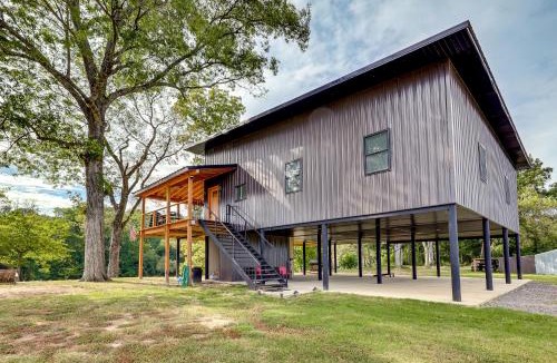 Arkadelphia House | Modern, Riverfront Family House with Balcony and Grill