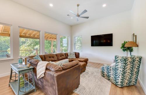 Arkadelphia House | Modern, Riverfront Family House with Balcony and Grill