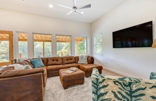 Arkadelphia House | Modern, Riverfront Family House with Balcony and Grill