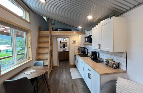Bear Creek Cabin | Modern Tiny House in Seward - 5 Min to Harbor & Tours