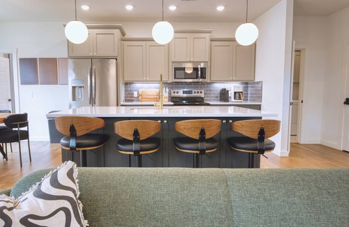 Bella Vista House | Modern Wooded Retreat | Corporate Housing | Fenced Yard, Pets OK | Near Back 40