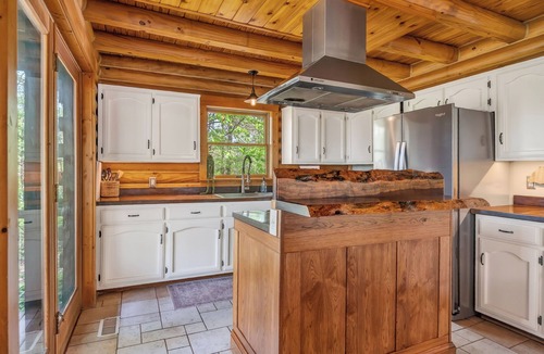 Monterey Cabin | Monterey Retreat Cabin (Dog-Friendly)