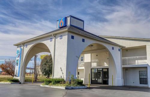Dickson Hotel | Motel 6-Dickson, TN