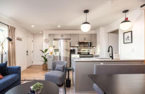 Hillsboro Village House | Multi-Condo Building with 7 Units 15 Bedrooms 22 Beds and Free Parking
