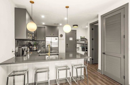 Rolling Mill Hill Apartment | Muse-ic City Luxury - Entire Apt 5 min to Broadway