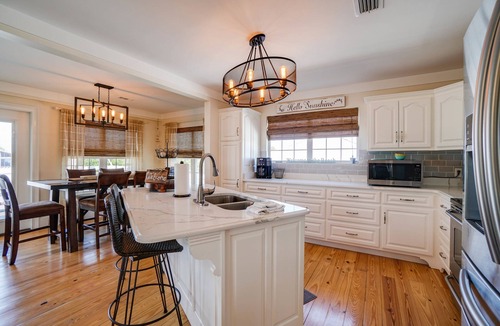 Holiday Beach House | Nash Shell Beach Cottage, Sleeps 8. Walk to the beach, Pets considered.
