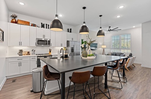 Cleveland Park Condo | Nashville Group Stay 2 Homes Sleeps 28