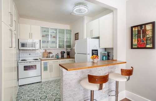 Hillsboro Village Apartment | Near Belmont & VUMC · 1BR Sleeps 4 · 1920s Condo