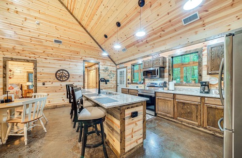 Broken Bow Cottage | Near Choctaw Casino: Broken Bow Cabin w/Hot Tub!