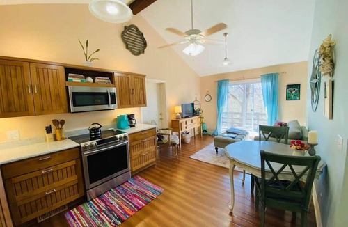 Holiday Island Apartment | Near Marina, Kitchen, FAST WiFi, Hiking near by!
