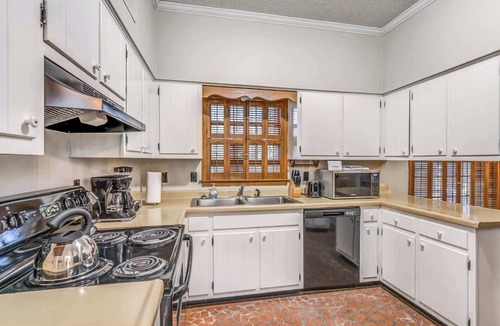 Whitehaven House | Near the Airport and Graceland! Holmesdale Hideout
