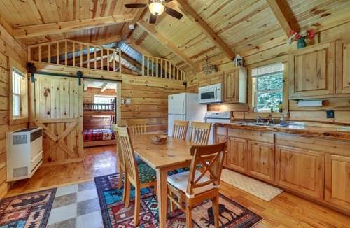 Warrens House | Near Trails, Lakes, Parks! Country Cabin