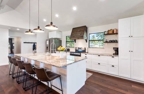 Seven Points House | New! 3 Acre, 5bd/5bth Lakehouse w/Hot tub & Cinema
