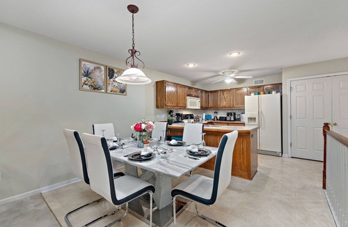 Gladstone House | NEW! Beautiful Townhome 11 minutes to Downtown