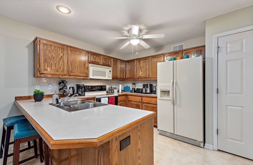 Gladstone House | NEW! Beautiful Townhome 11 minutes to Downtown