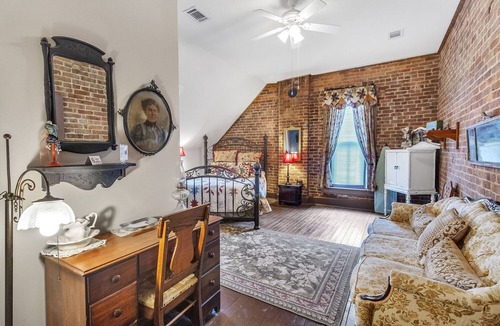 Glasgow Bed & Breakfast | NEW LISTING! Greer Room by Main Street Bed & Breakfast