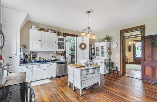 Glasgow Bed & Breakfast | NEW LISTING! Greer Room by Main Street Bed & Breakfast