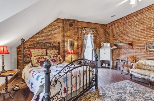 Glasgow Bed & Breakfast | NEW LISTING! Greer Room by Main Street Bed & Breakfast