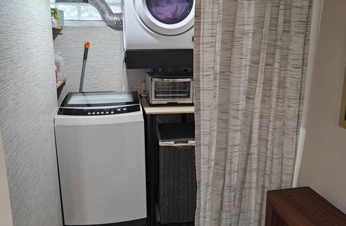 Payne - Phalen House | New modern 1-bedroom lower unit in Saint Paul home. Private, WiFi, coffee!