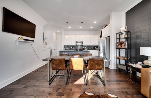 East Hill House | NEW! Nashville Vibes (4-Bedroom Townhouse) - Pets Allowed