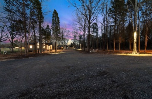 Athens House | New Tiny home with 2 Queen Beds in Gated Community with Dog Park