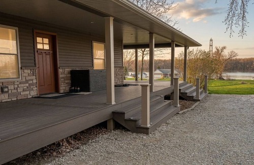 Michael House | Newly Remodeled 3BR Riverfront Apartment w/WiFi & Private Access