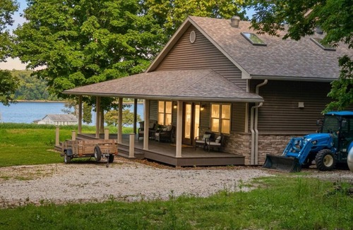 Michael House | Newly Remodeled 3BR Riverfront Apartment w/WiFi & Private Access