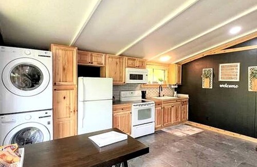 Jefferson Cabin | Newly Renovated Cabin Perfect for a Lake and Peaceful Retreat in Texas