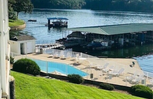 Kaiser Condo | NEWLY UPDATED LAKEFRONT/FREE SLIP & WIFI/1100 SQ FT/NEXT 2 POOL
