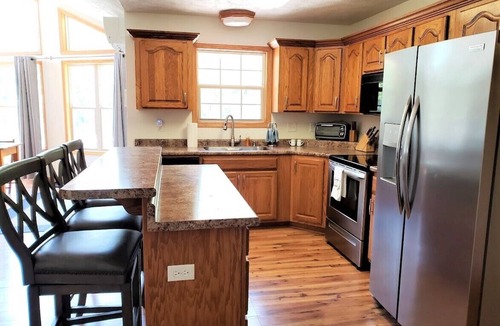 Ponce De Leon House | No cleaning fees! Between Branson and Springfield, Sleeps 16! Pet friendly!