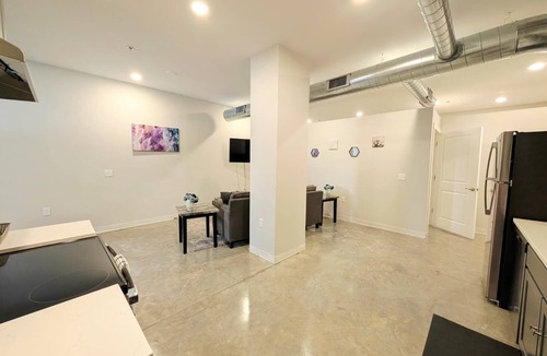 Central West End Apartment | Novel King Suite- Central West End near SLU 101