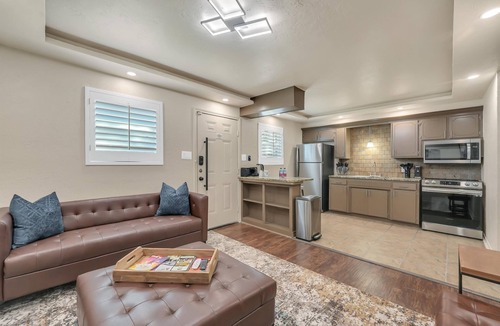 Lawton Apartment | Oak's Beautiful Contemporary Suite #14