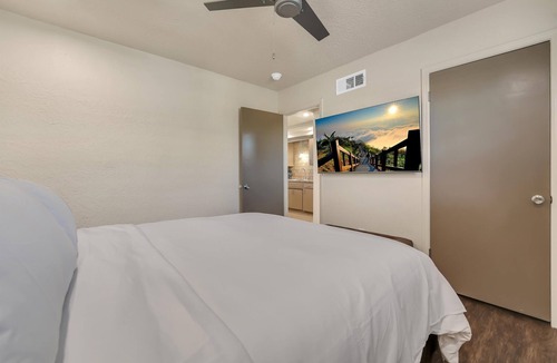 Lawton Apartment | Oak's Beautiful Contemporary Suite #14