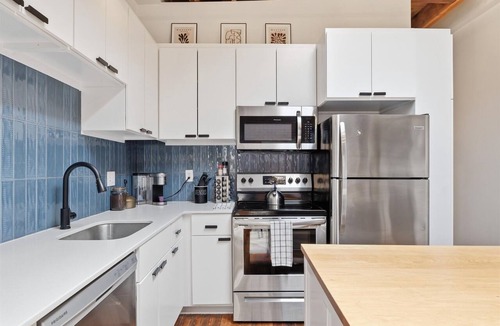 Crossroads Arts District Condo | Oak St. #3 Modern 1BR Loft | Steps to T-Mobile + Power & Light | Free Parking
