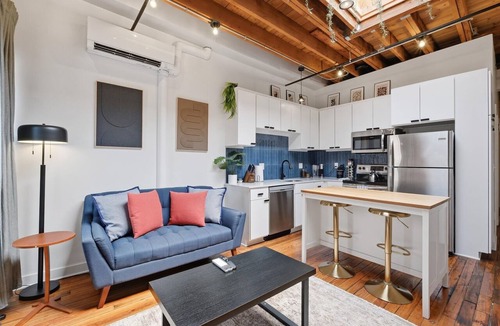 Crossroads Arts District Condo | Oak St. #3 Modern 1BR Loft | Steps to T-Mobile + Power & Light | Free Parking