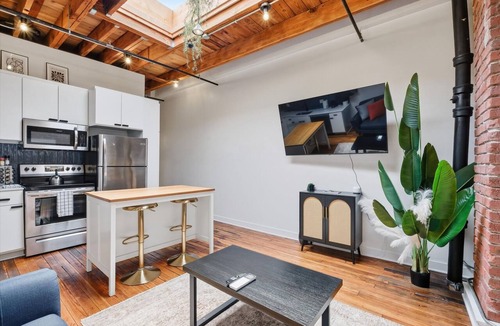 Crossroads Arts District Condo | Oak St. #3 Modern 1BR Loft | Steps to T-Mobile + Power & Light | Free Parking